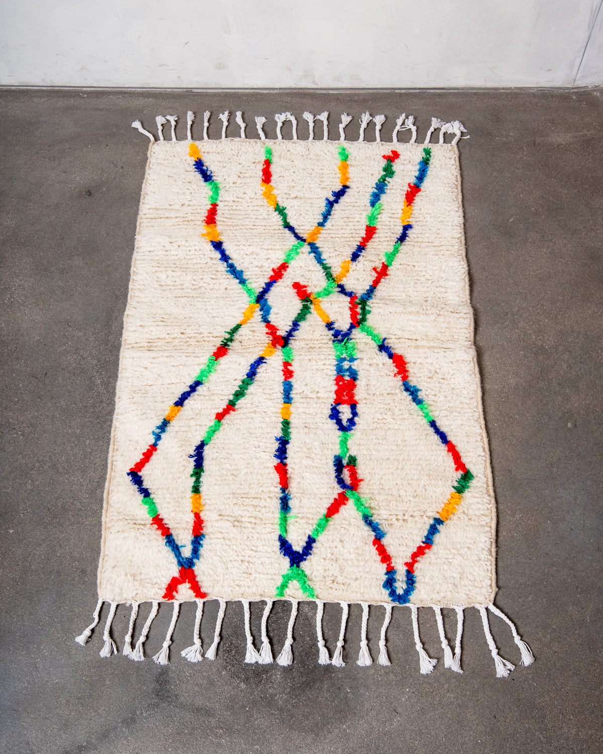 Modern designer handcrafted Berber rug from Morocco. Azilal rug with beautiful colors and patterns. Made of sheep’s wool and colourful cotton.